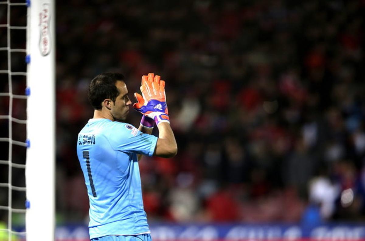 Claudio Bravo, durant el partit entre Xile i Mèxic.