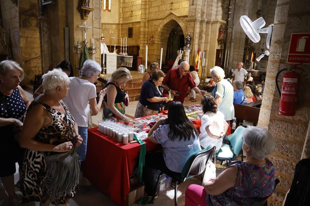 Cientos de fieles asisten al besamanos de la Virgen de los Remedios en la parroquia de San Lorenzo de Córdoba
