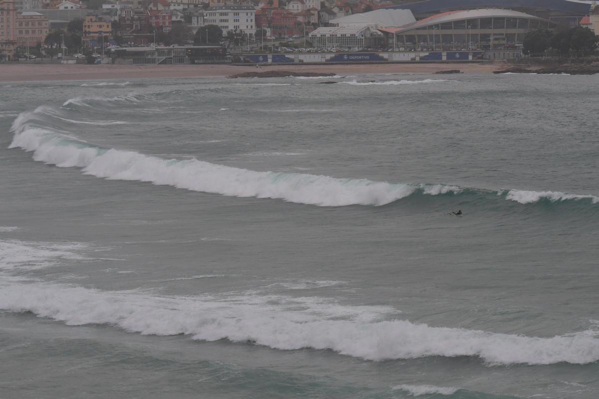 Surfistas en el Orzán.