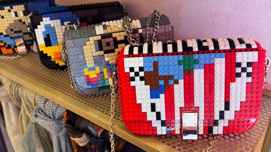 Bolsos de la diseñadora zamorana Paloma Hernández en la tienda Lulú Martinés en Bilbao.