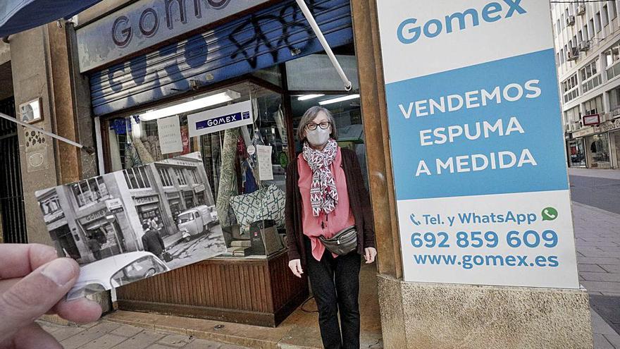 Francisca Mesana y, en primer plano, una foto antigua del mismo local. 