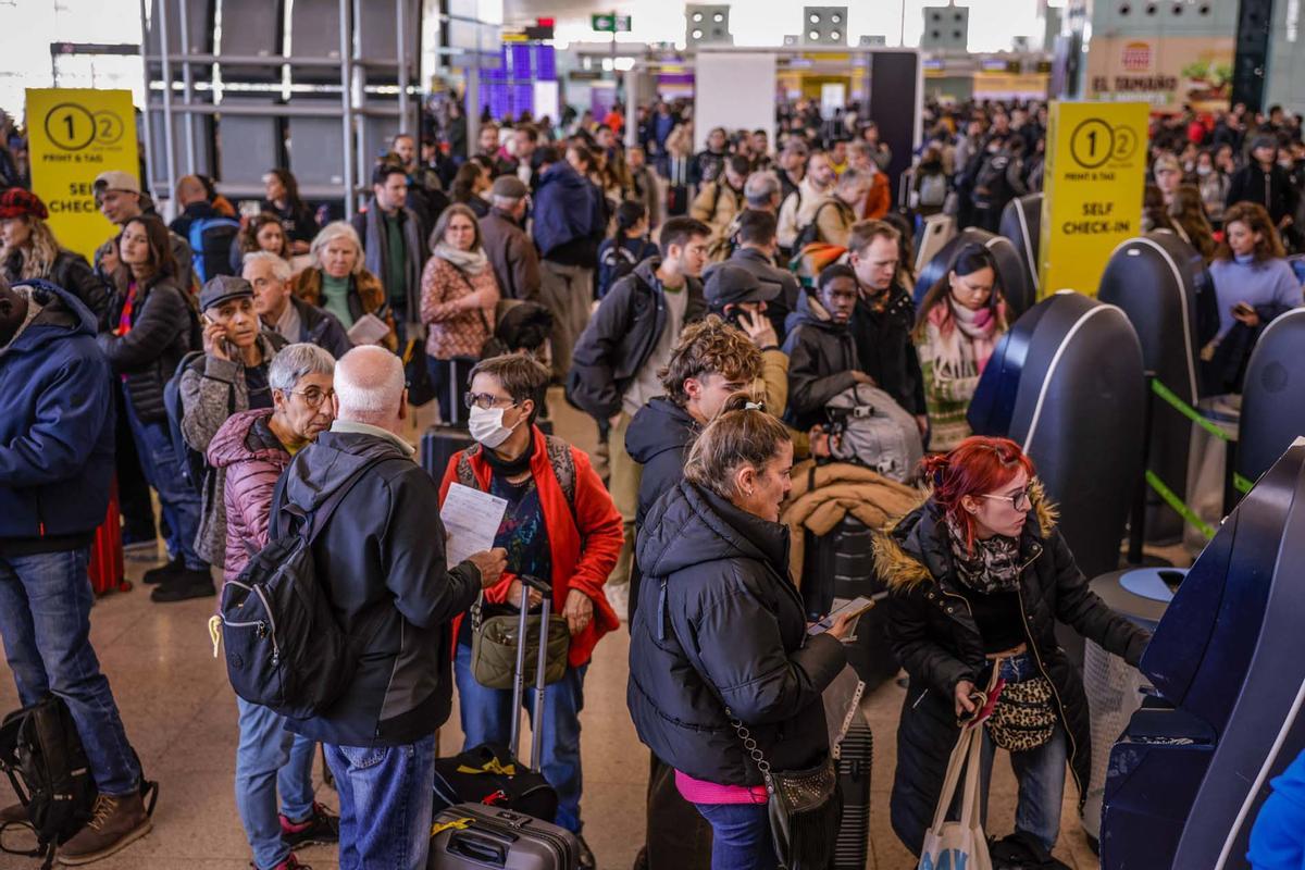 Importantes demoras en El Prats por la huelga de los trabajadores de handling de Iberia