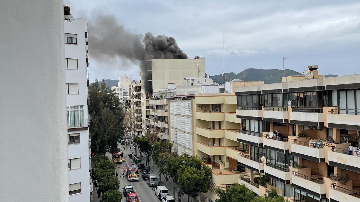 Alarma por un gran incendio en el centro de Ibiza