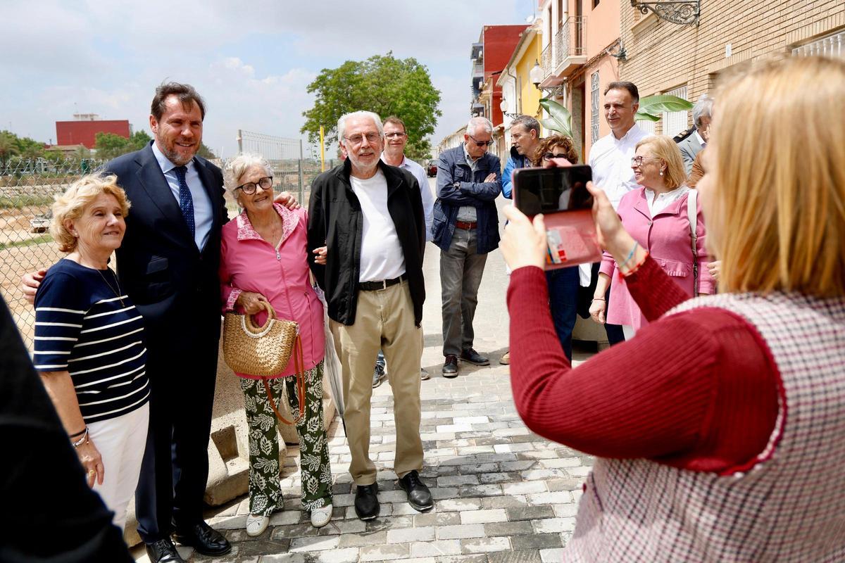 La delegada del Gobierno, Pilar Bernabé, hace una foto a Óscar Puente y Josep Almenar con unas vecinas.