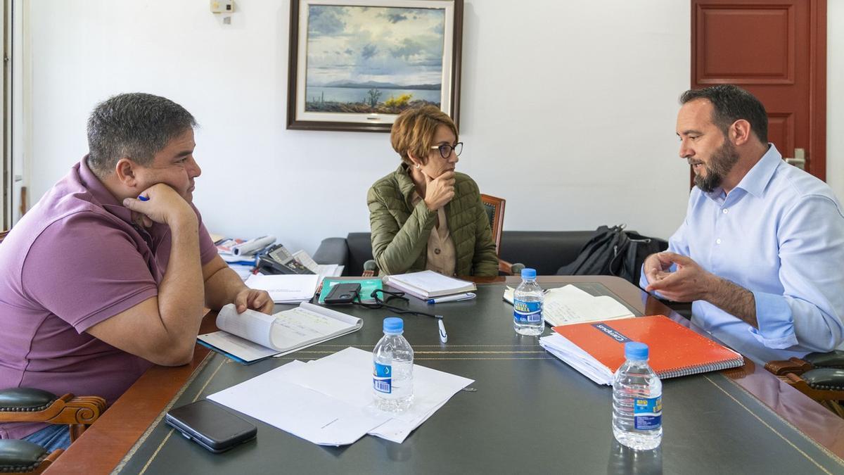 Onalia Bueno recibe al viceconsejero de Cohesión Territorial y Aguas del Gobierno de Canarias.