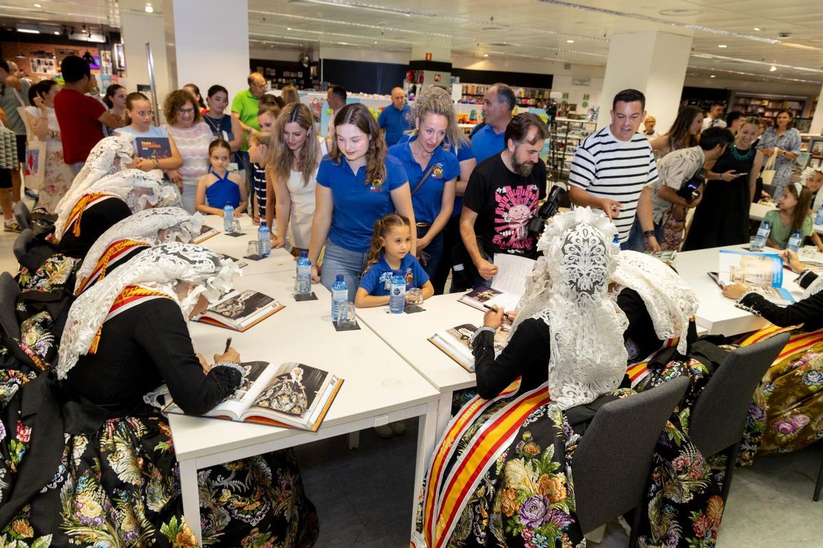 Las Belleas del Foc y sus damas de honor firman sus primeros "Festa de Fogueres"