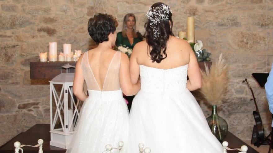 La moañesa A.M. y Carlota Zabaleta, de espaldas, con Araceli Otero oficiando la boda. / Kiko de Castro