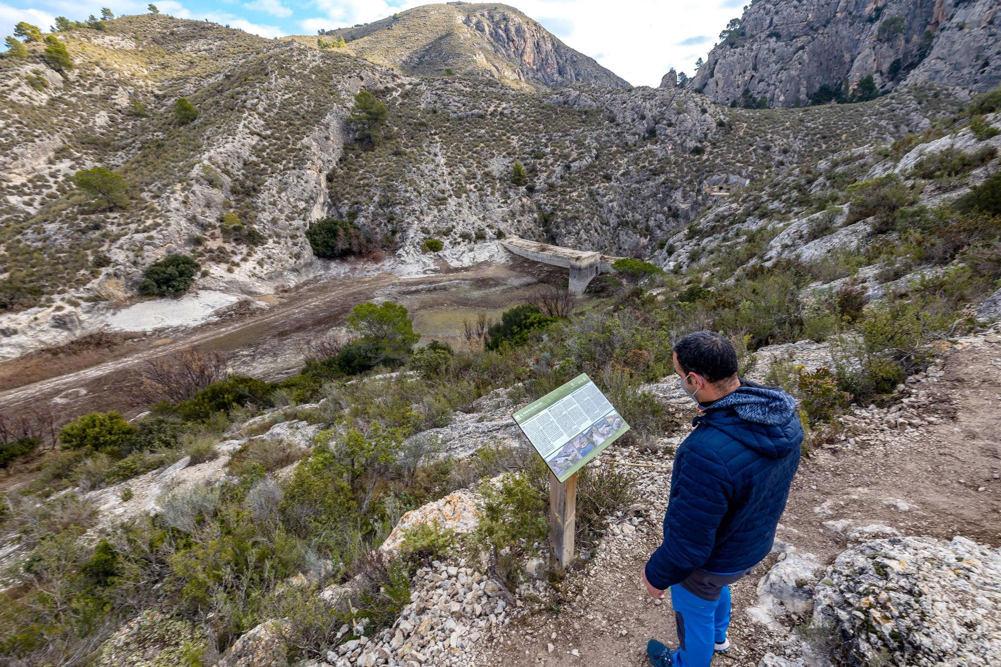 Una pasarela de madera de 212 metros anclada en la pared recorre la profunda garganta junto al antiguo pantano de Relleu