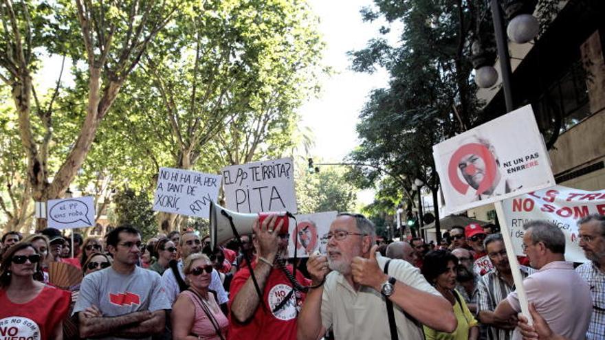 Unos 200 trabajadores de RTVV reclaman ante la sede del consejo de administración del ente público, la paralización del expediente del ERE que afectará a un máximo de 1.295 de los 1.700 trabajadores.