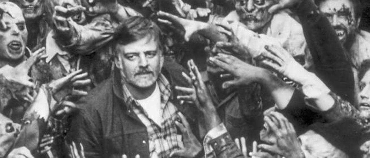 George A. Romero, en el centro de la imagen, rodeado de figurantes durante el rodaje de &#039;Day of the dead&#039;.