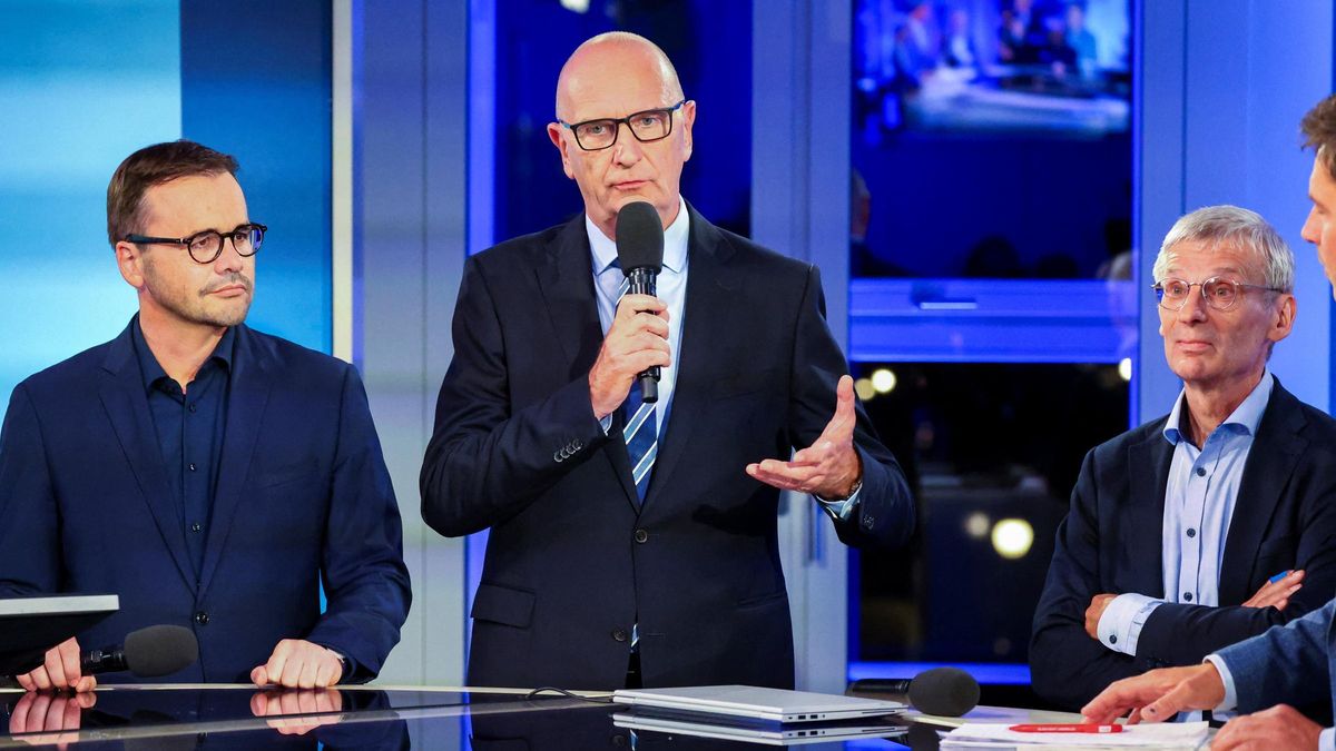 El primer ministro del estado de Brandeburgo y principal candidato del Partido Socialdemócrata (SPD) de Alemania, Dietmar Woidke, habla como principal candidato de la Unión Demócrata Cristiana (CDU) para las elecciones de Brandeburgo, Jan Redmann, y de Alternativa para Alemania (AfD), principal candidato para las elecciones de Brandeburgo, Hans-Christoph Berndt. en el estudio de televisión del parlamento estatal después de las primeras encuestas a pie de urna de las elecciones estatales de Brandeburgo en Potsdam, Alemania, el 22 de septiembre de 2024.