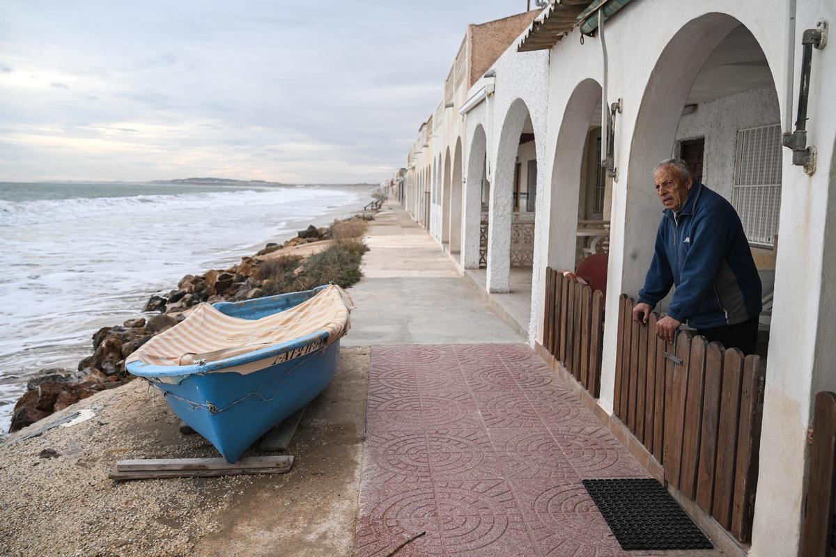 Un mar embravecido por el temporal Harry engulle playas en Elche y amenaza a las casas de primera línea de El PInet