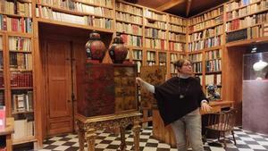 Maribel González, directora del Museo del Castillo de Peralada, con una de las piezas de la exposición.