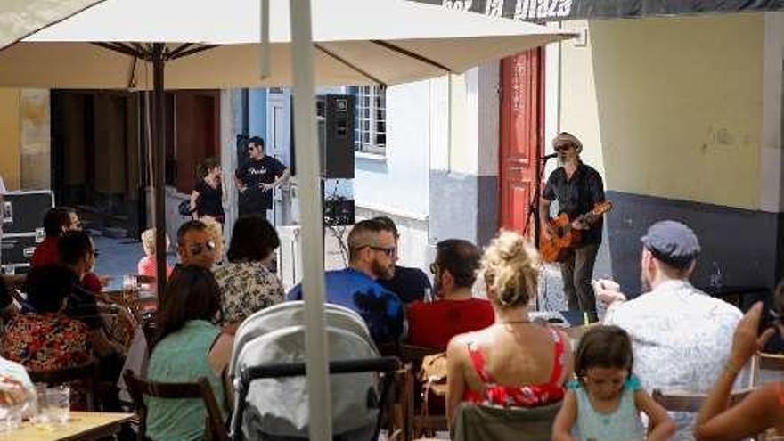 Los asistentes disfrutan de la actuación de Alfaro en la terraza del bar La Plaza