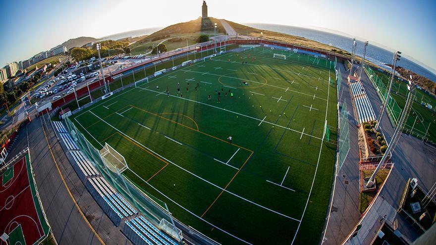 La torre de Hércules, proyectada sobre los campos de entrenamiento