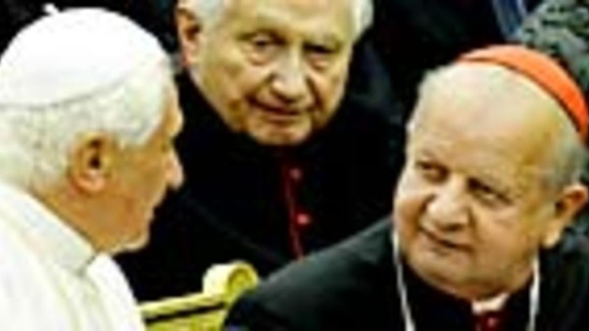 Benedicto XVI saluda al cardenal Dziwisz bajo la mirada de su hermano, Georg, en el Vaticano, este mes.