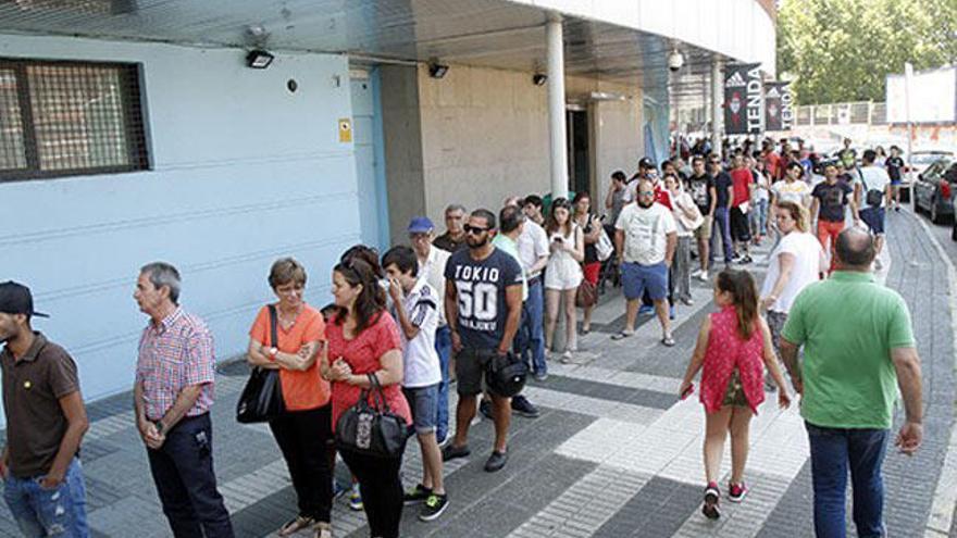 Colas de hoy en las taquillas de Balaídos // MARCOS CANOSA