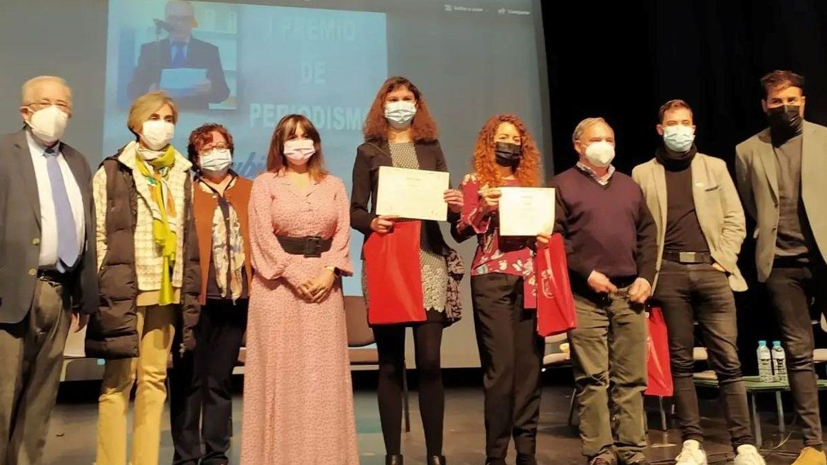 En el centro, Marian Rosado y Silvia Sánchez, en el acto de entrega de los premios.