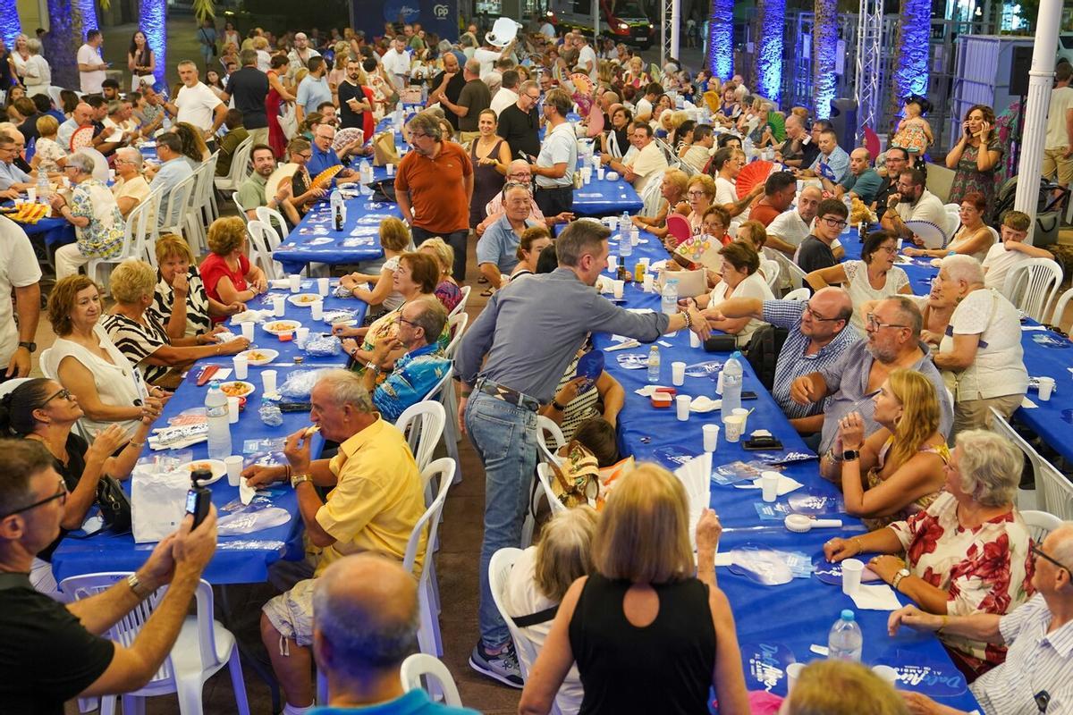 Víctor Soler saluda a los asistentes a la cena de verano del PP de Gandia