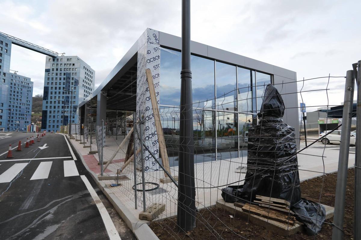 La gran marquesina y, a la derecha, el busto colocado en las inmediaciones de la glorieta Jaime Martínez.