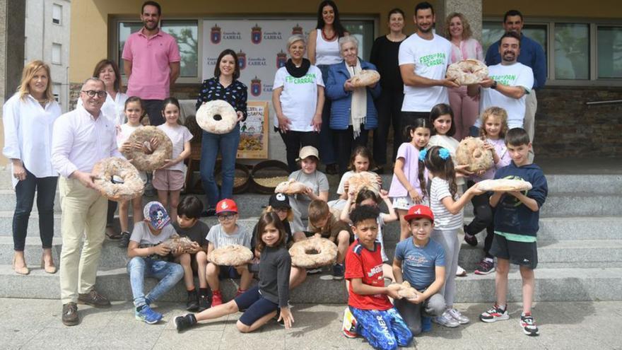 Concello, panaderos y escolares presentan la Festa do Pan.  | // LOC
