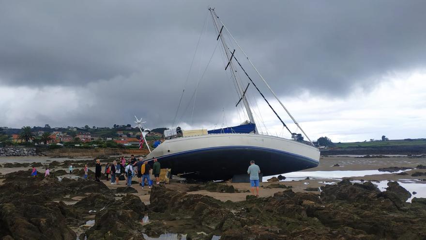 Un velero noruego vara en la playa de Bañugues de madrugada