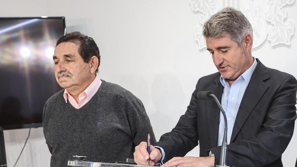 El alcalde de Orihuela, Pepe Vegara (PP), y el teniente de alcalde, Manuel Mestre (Vox), en una comparecencia de prensa.