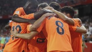 Resumen, goles y highlights del Sevilla 1 - 2 Valencia de la jornada 1 de LaLiga EA SPORTS