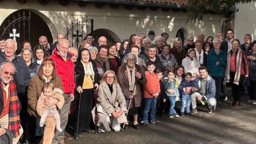 Los feligreses, con el párroco,  a las puertas de la iglesia de  San Martín de Anes. | LNE