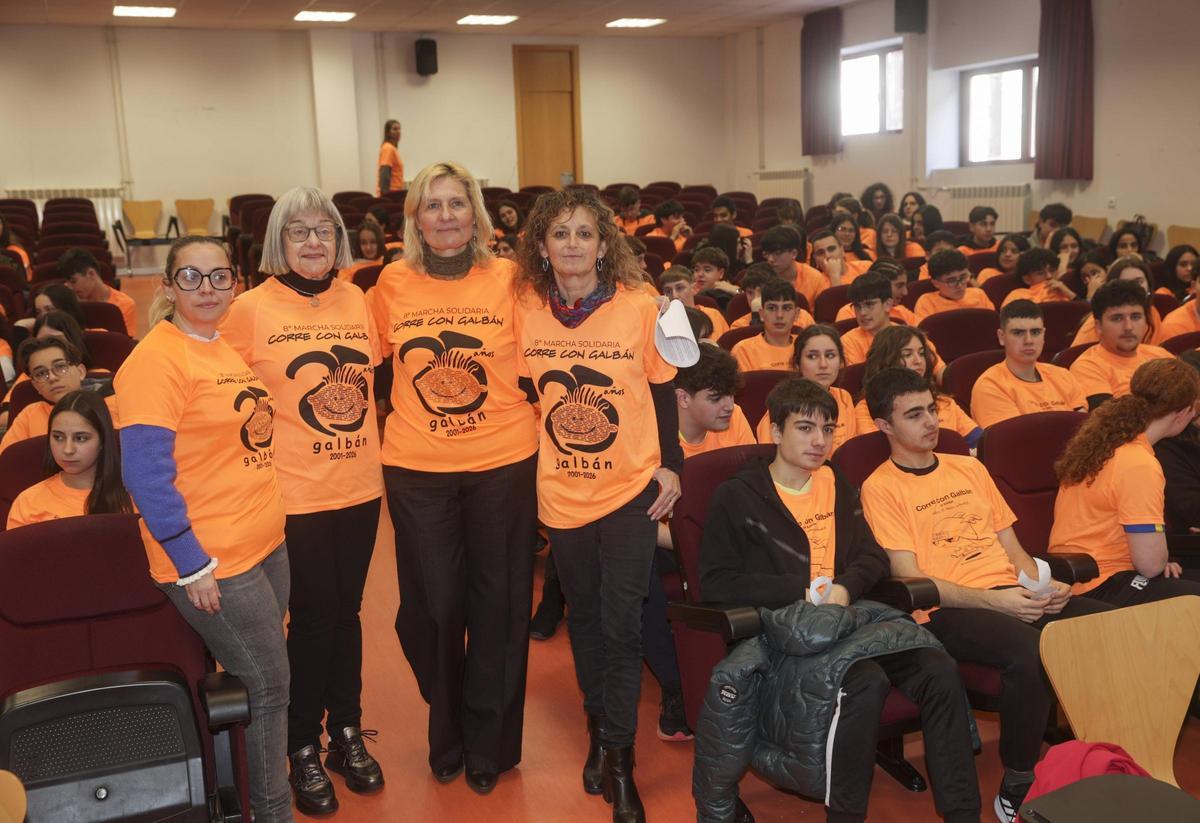 Por la izquierda, Desireé Vicente, Graciela Etchegoyen, Emma Álvarez y Eva Ledo junto a los alumnos que asistieron a la actividad.