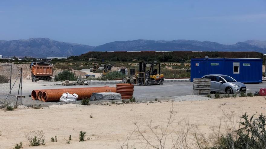 La promotora lleva a cabo la urbanización del terreno.