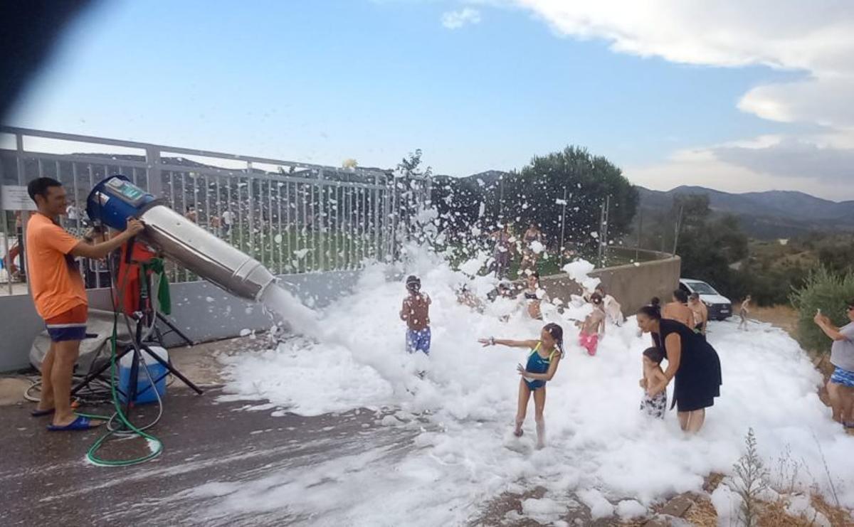 Pequeños y mayores se refrescaron en la fiesta de la espuma.