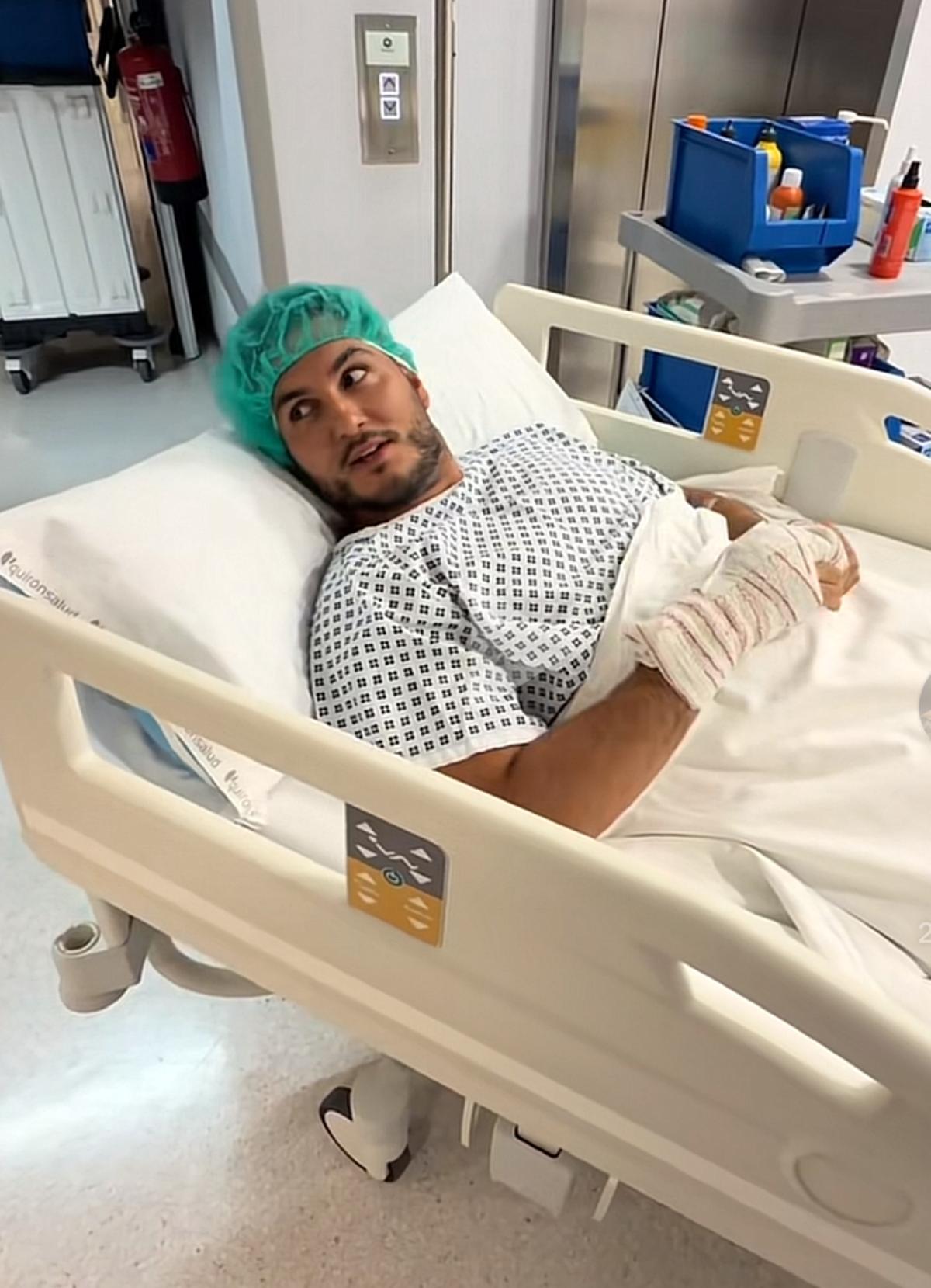 Omar Montes en el hospital antes de ser operado