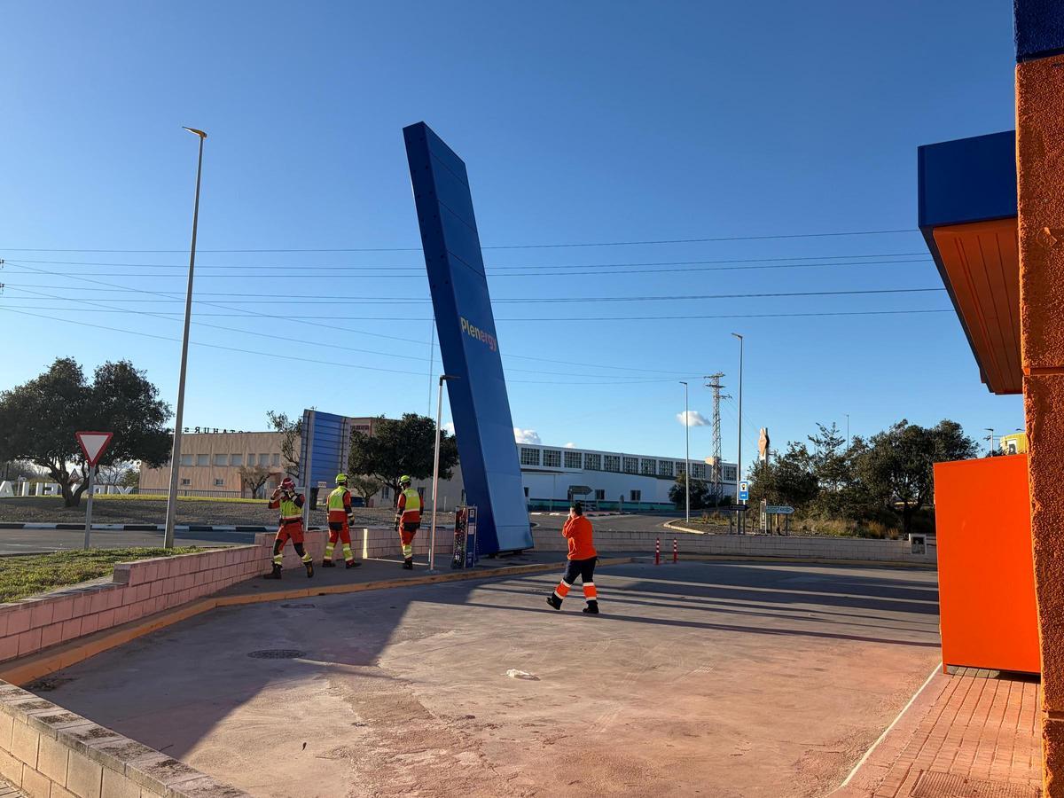 Bomberos de València en la gasolinera de Xirivella donde el viento ha levantado un panel informativo de gran altura.
