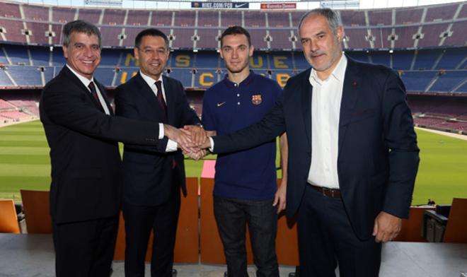 La presentación de Vermaelen, en imágenes