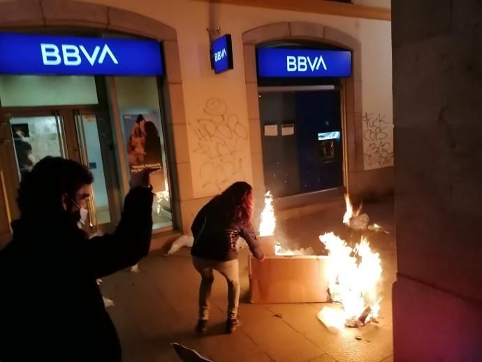 Grups incontrolats provoquen destrosses a Girona