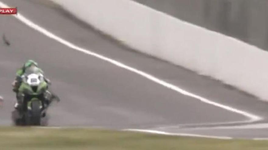 Increíble: la moto de Xavi Forés se desintegra en plena recta