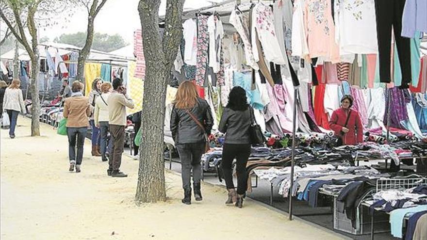 El equipo de gobierno plantea un nuevo plan de mejoras en el mercadillo