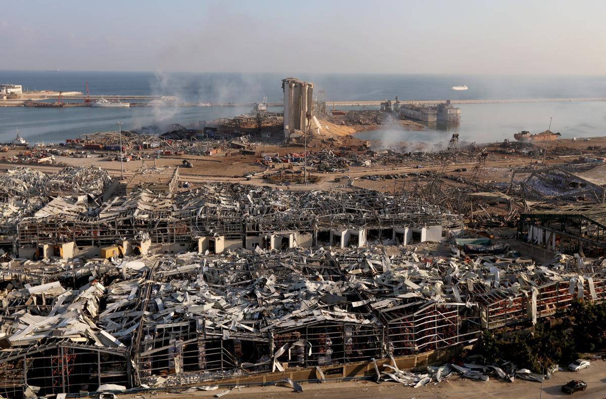 Una vista general muestra los silos de Beirut dañados en la explosión