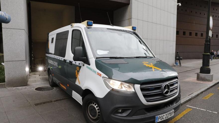 El furgón que trasladó el pasado miércoles al matrimonio a la cárcel de Asturias. | FERNANDO RODRÍGUEZ
