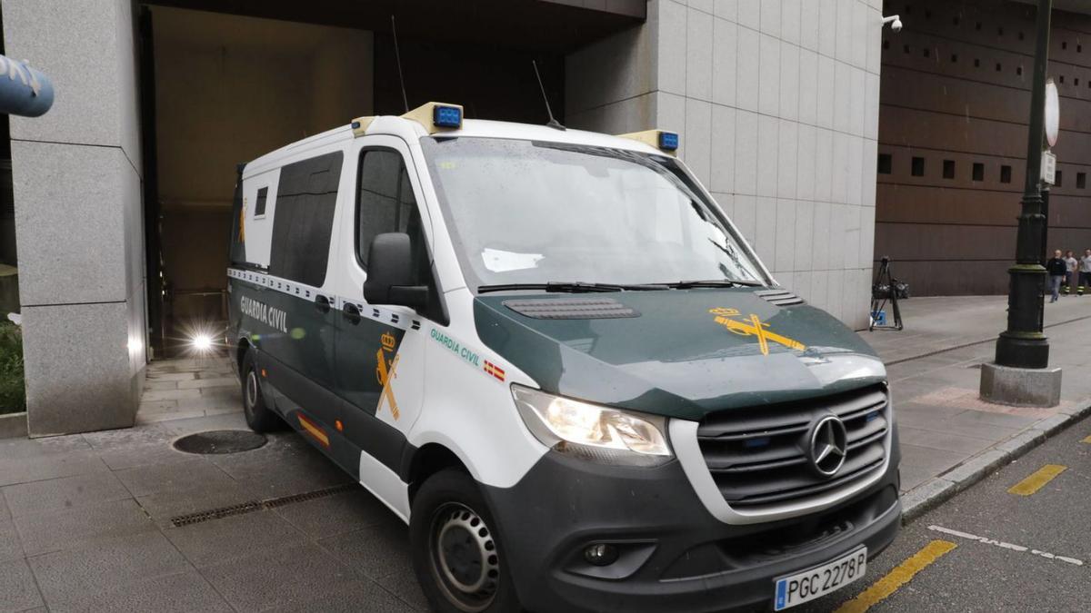 El furgón que trasladó el pasado miércoles al matrimonio a la cárcel de Asturias. | FERNANDO RODRÍGUEZ