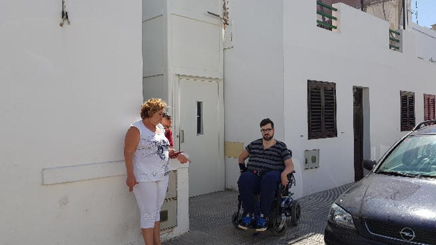 Tana Hernández, ayer, en su silla de ruedas tras salir a la calle desde su casa en Valterra. Al fondo, el elevador.