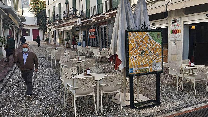 Una terraza vacía y locales cerrados en el Casco Antiguo.