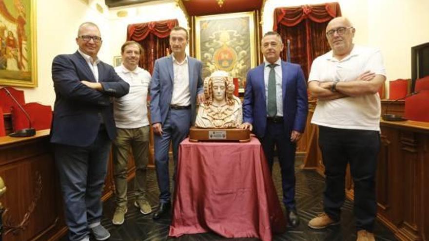 Presentación, ayer por la mañana, del Trofeo Festa D&#039; Elx en el salón de Plenos del Ayuntamiento.