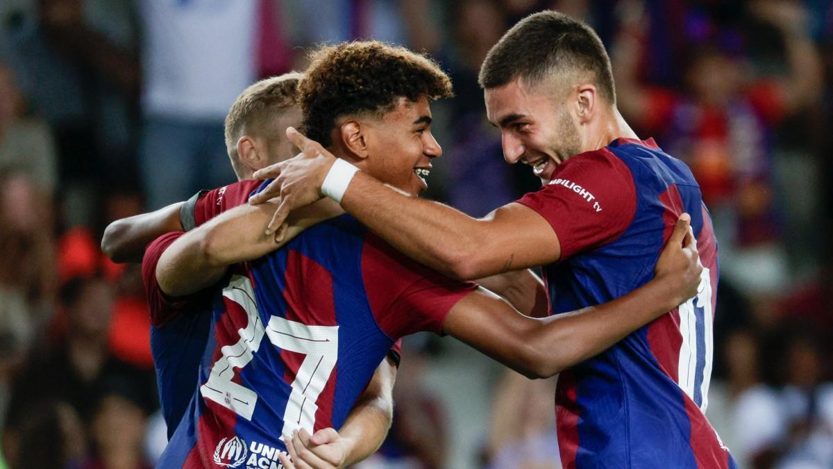 Fermín López, Lamine Yamal y Ferran Torres celebran un gol con el Barça