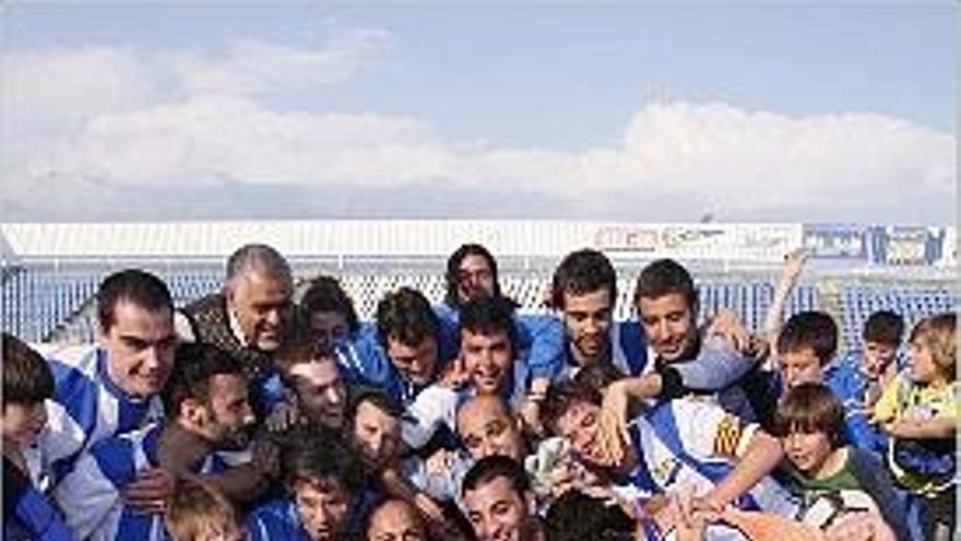 La plantilla del Figueres celebra l&#039;ascens a Regional Preferent.