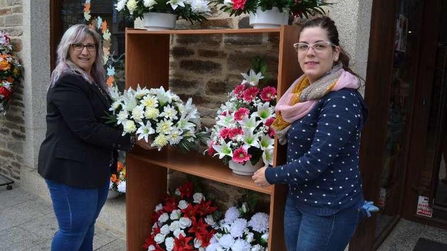 Un puesto de venta de flores en Puebla de Sanabria.