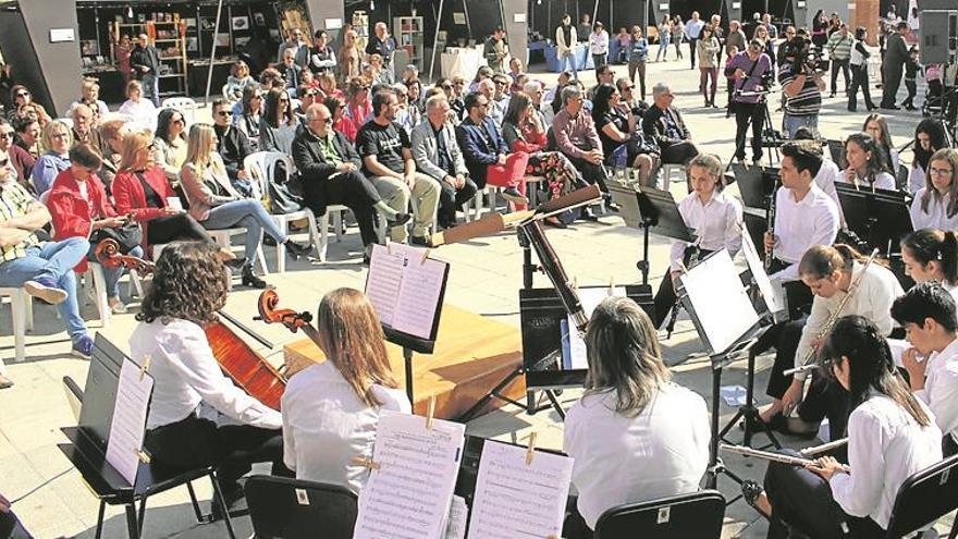 más de 20 estands en la fira del llibre de la vall