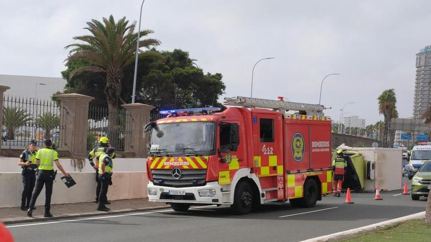 Así ha quedado el camión que volcó en la Avenida Marítima de Las Palmas de Gran Canaria
