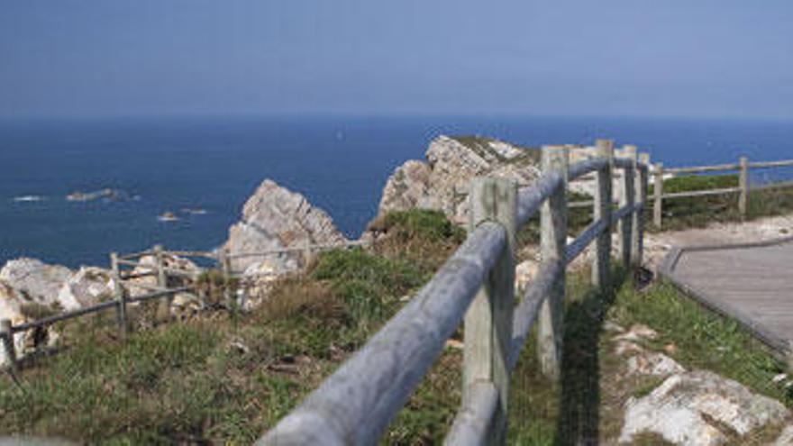 Un paseante en la zona del Cabo Peñas